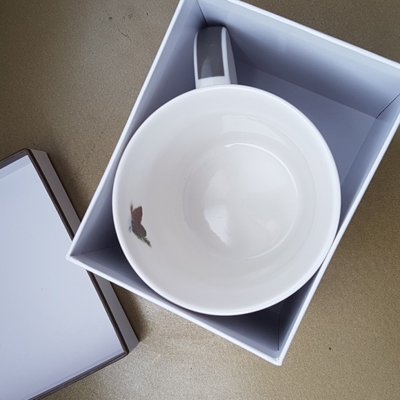 NIB - Winter Holiday Mug - Birds wearing Hats and Boots! - Picture 4 of 8